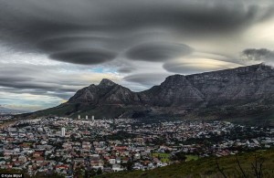 Nubes lenticulares en Sudáfrica, Ciudad del Cabo, 09 noviembre 2015