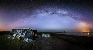 A foto perfeita, a Nossa Via Láctea, numa Noite de Março em Holy Island. Foto de Craig Richards.